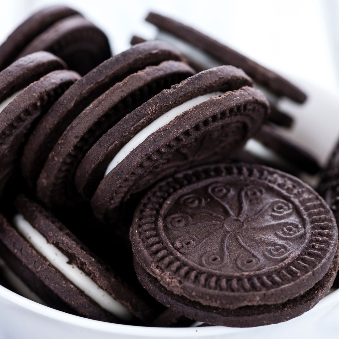 Biscuits chocolat fourrés à la crème, inspiration pour les céréales Magic Morning Cookie &amp; Cream, riches en protéines et faibles en sucre.