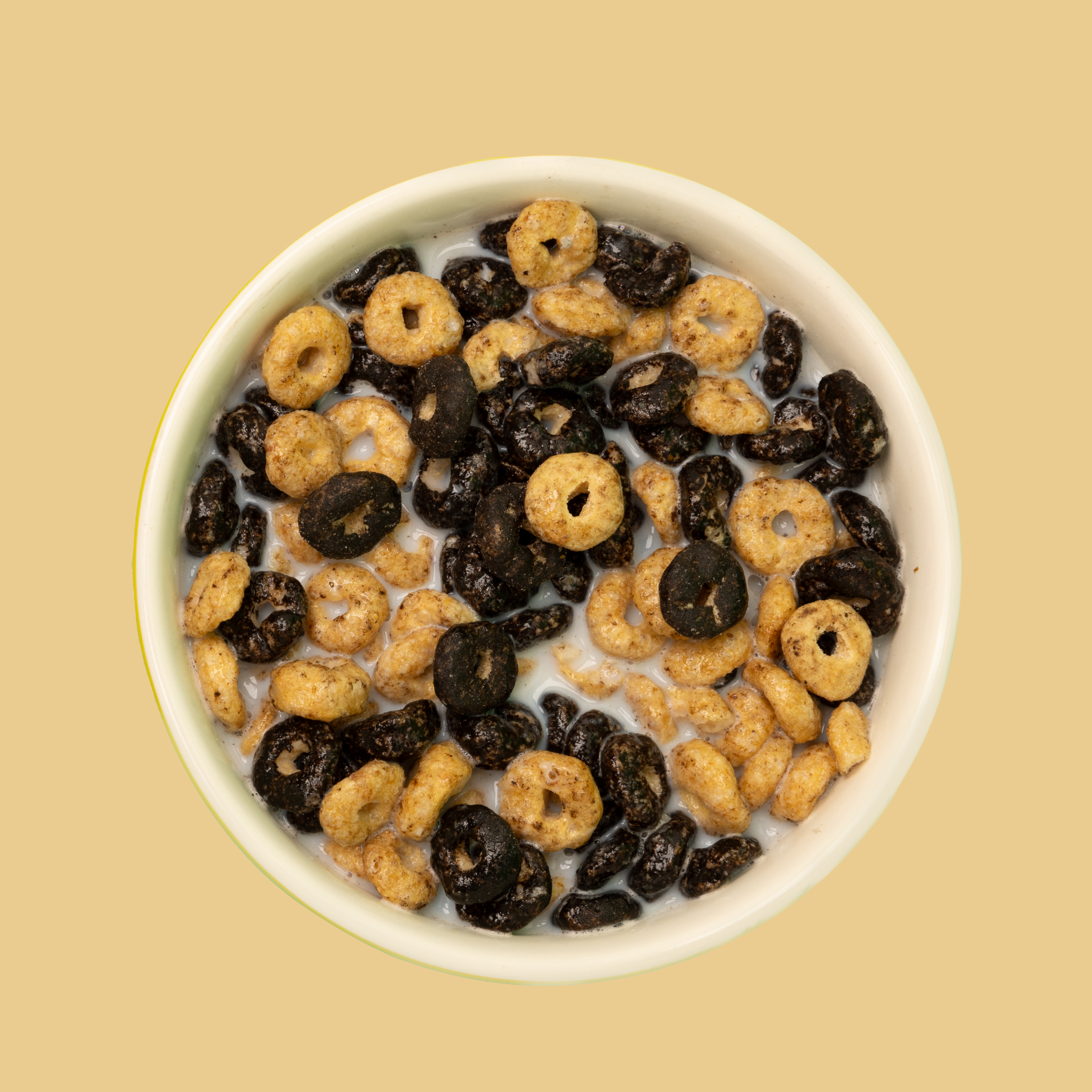 Un bol de cereales Magic Morning saveur Cookie & Cream avec du lait, melange de cereales claires et foncees sur fond beige. Une recette saine, proteinee, faible en sucre et riche en fibres pour un petit-dejeuner equilibre et gourmand.