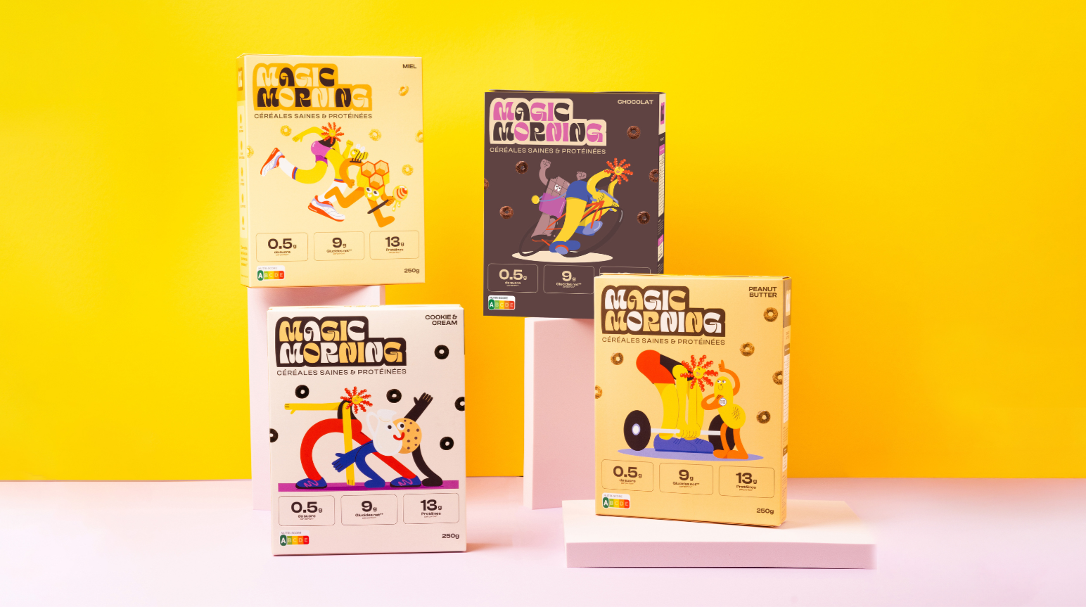Packagings des cereales Magic Morning en quatre saveurs : Miel, Chocolat, Peanut Butter et Cookie & Cream, exposes sur un fond jaune. Cereales saines, riches en proteines et fibres, faibles en sucre.