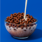 image représentant un bol de céréales Magic Morning riche en protéines et sans gluten goût chocolat avec du lait 