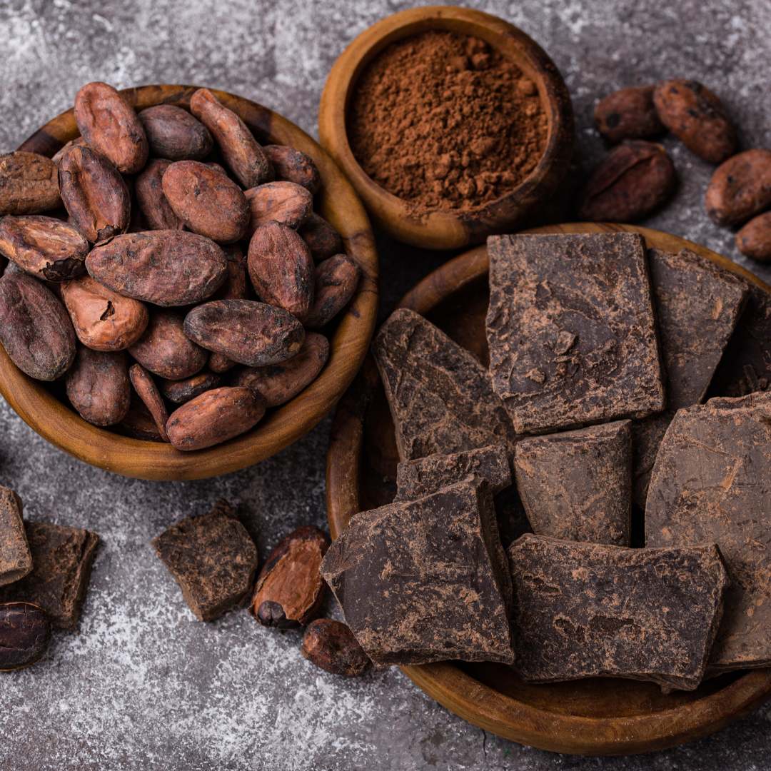 Fèves de cacao, poudre de cacao et morceaux de chocolat brut, ingrédients naturels des céréales protéinées Magic Morning saveur Chocolat.